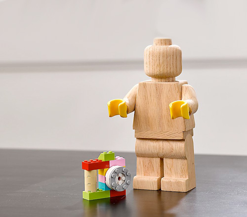 Lego lance sa première figurine en bois